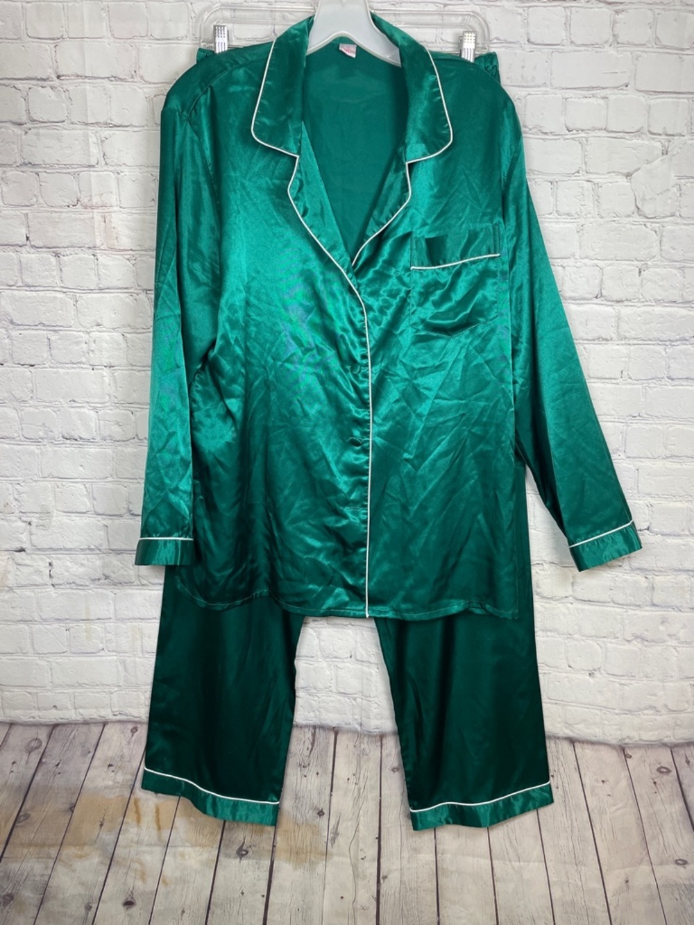 Women’s Emerald Green Satin Pajama Set  Comfy Lounge Sleep Wear Size X-Large